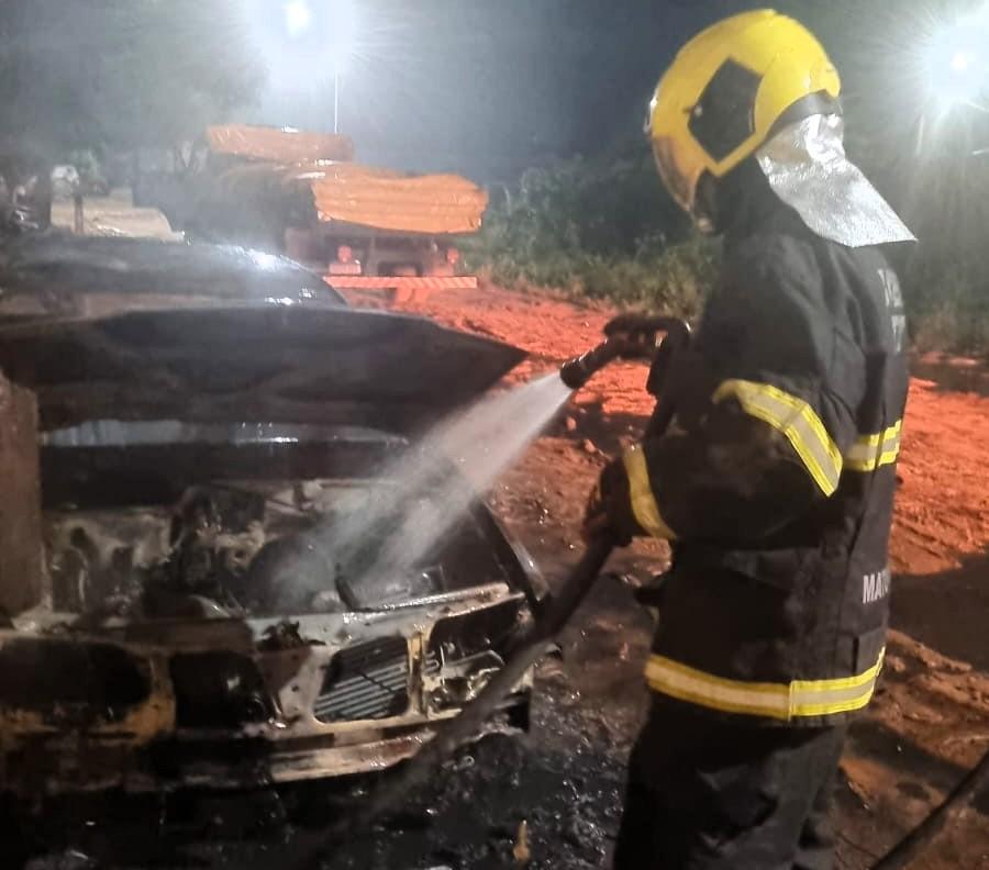 Corpo de Bombeiros combate incêndio em veículo em Cáceres